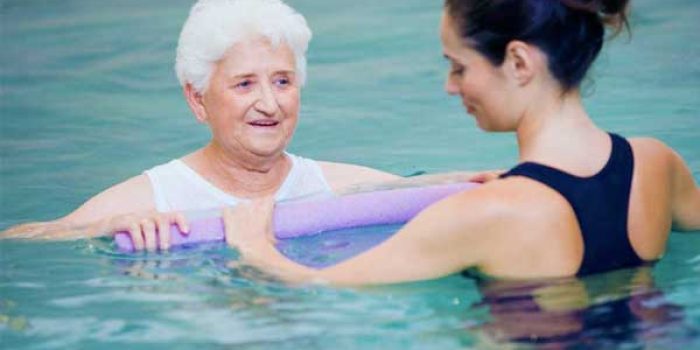 آب درمانی برای بهبود دیسک گردن؛فواید و عوارض