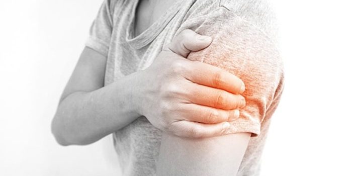 درمان رگ به رگ شدن و گرفتگی رگ پشت شانه با ماساژ و تحریک الکتریکی