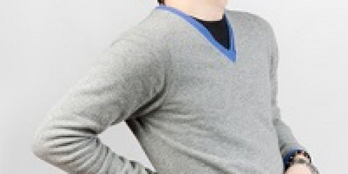 uomo che ha mal di schiena