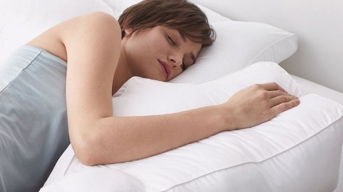 در هنگام خواب یک بالش زیر آرنج خود قرار دهید